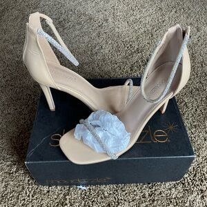 New Shoe Dazzle Alexxia Nude Heeled Sandals Sz 9.5